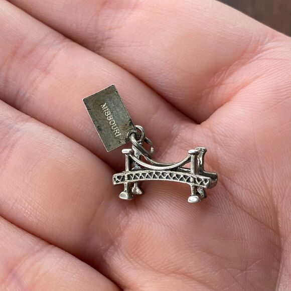 Vintage 925 Sterling Silver "Missouri" Bridge Overpass Pendant Bracelet Charm - Picture 1 of 4